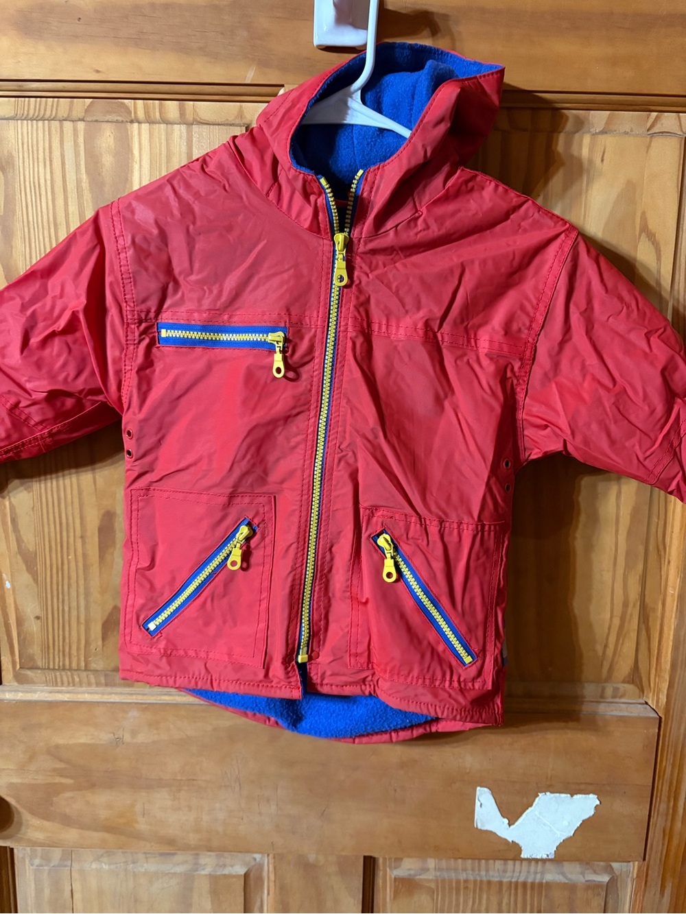 VEGAS_POSH
Wippette Red Kids Jacket with Blue Lining and Yellow Zippers